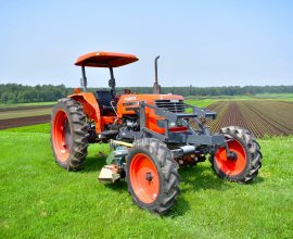 Tracteur et sarcleurs Comeb pour oignons