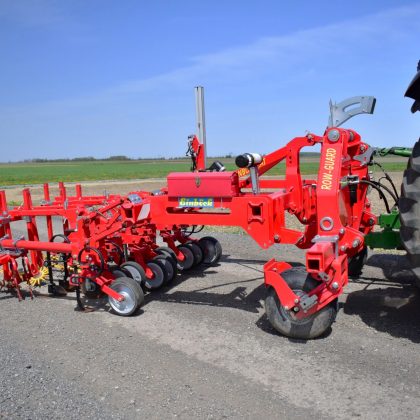 Sarcleur auto-guidé 4 rangs pour oignons