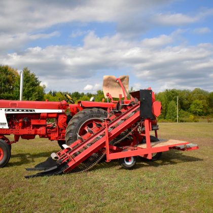 Récolteuse d'oignons Bibeau avec coupe-queues